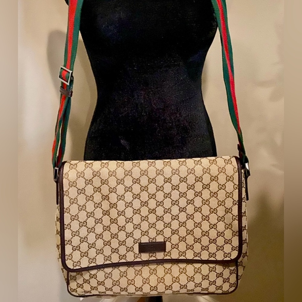 Gorgeous, Authentic GUCCI messenger bag- excellent condition and hardly used!